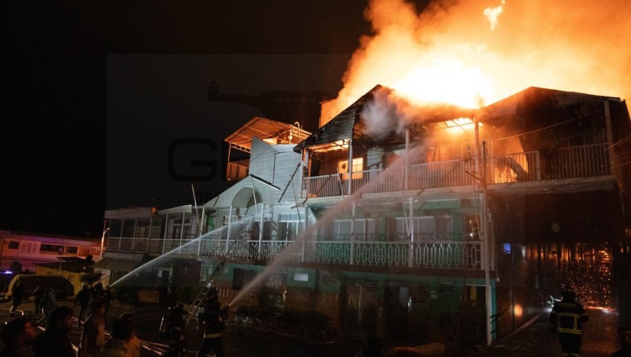 /local/hotel-gali-de-taltal-es-consumido-por-las-llamas