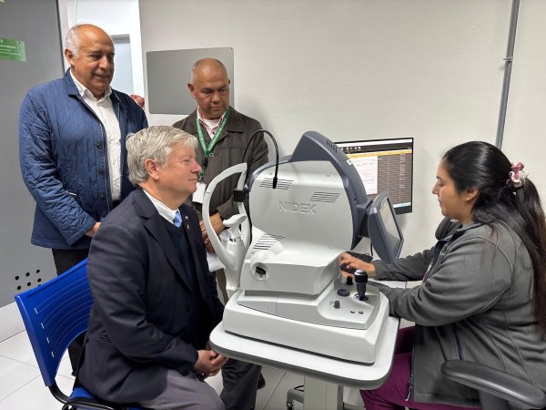 Nueva cámara retinal en Curicó reduce listas de espera