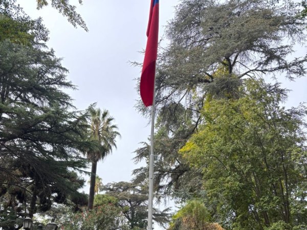 Histórico izamiento de bandera en plaza de Curicó