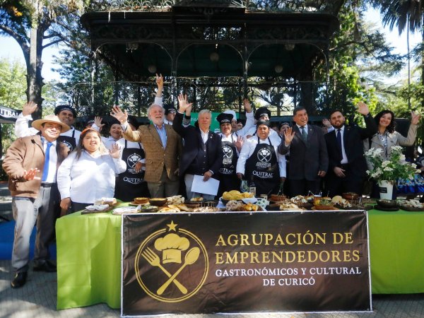 Masiva celebración del Día de la Comida Chilena en Curicó