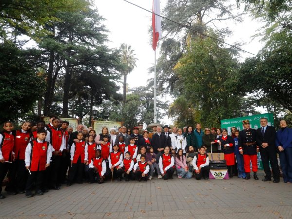 Alta participación en izamiento de bandera