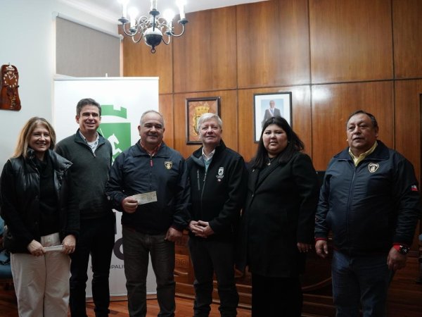 Municipio entrega $40 millones a Bomberos de Curicó