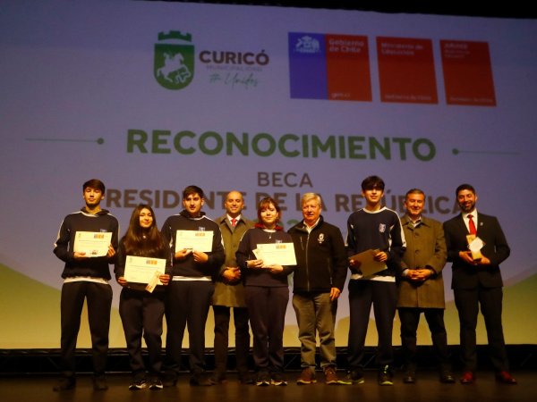 135 estudiantes reciben Beca Presidente de la República