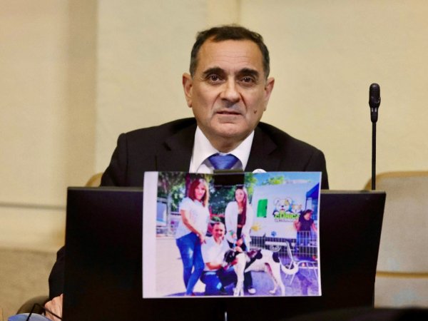Javier Muñoz celebra histórico avance contra carreras de galgos