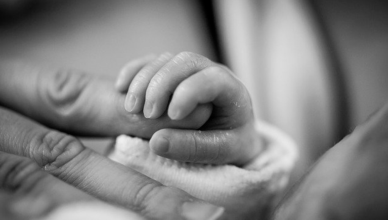 /bebe-muere-luego-que-su-madre-lo-asfixiara-por-accidente-en-italia-fue-obligada-a-cuidarlo-tras-extenuante-parto