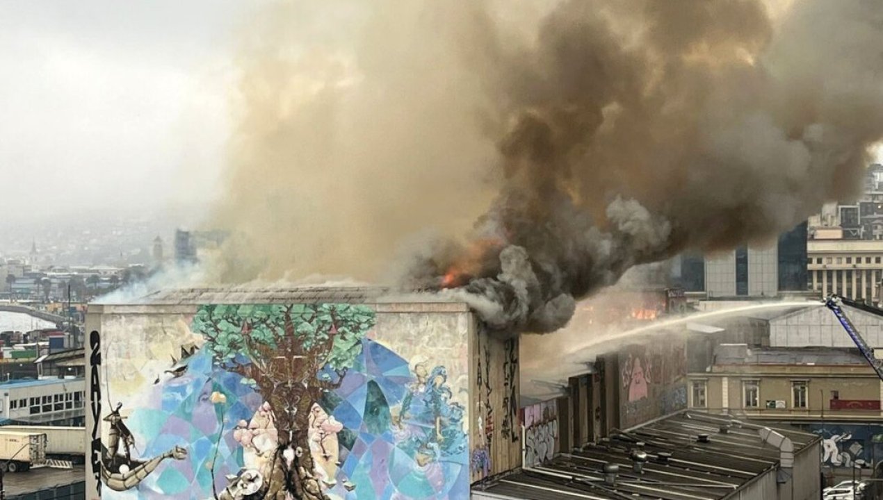 /regionales/region-de-valparaiso/emergencia-en-valparaiso-incendio-en-el-ex-teatro-pacifico-paraliza-el