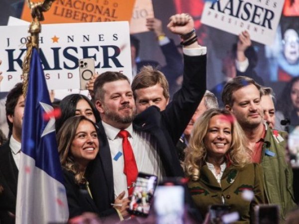 Proclamación de Kaiser suma críticas por cantar versión del himno que estaría ligada al pinochetismo