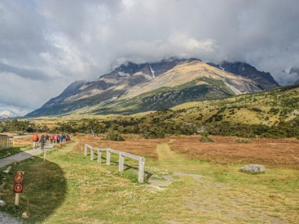 Conaf refuerza llamado tras nuevos casos de turistas fumando en Torres del Paine
