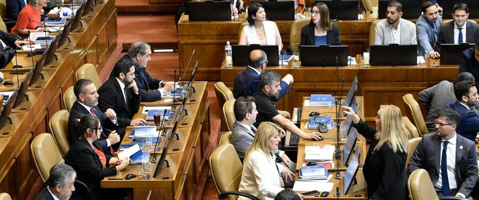 Gobierno busca votos clave para Plan de Reconstrucción en medio de rechazo opositor