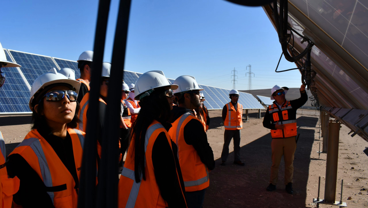 /estudiantes-de-ingenieria-visitan-planta-fotovoltaica-lalcktur-para